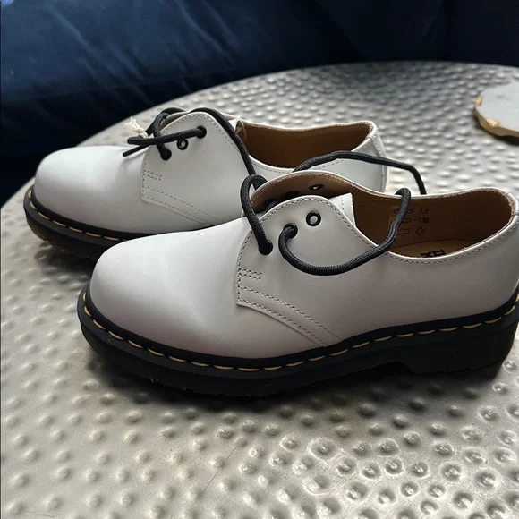 NWT Dr. Martens White Leather Oxfords with Black Laces size 5 - Picture 3 of 6